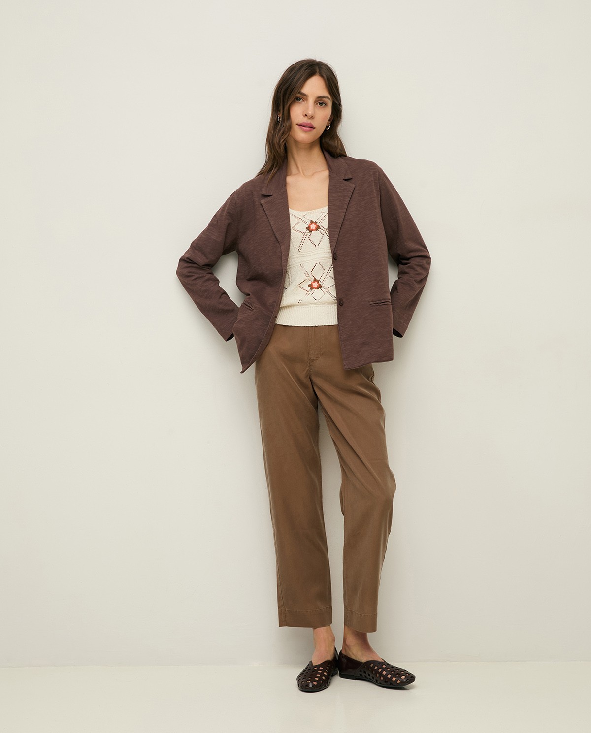 Blazer algodón flamé aberturas en color marrón, vista frontal con detalle del tejido 4