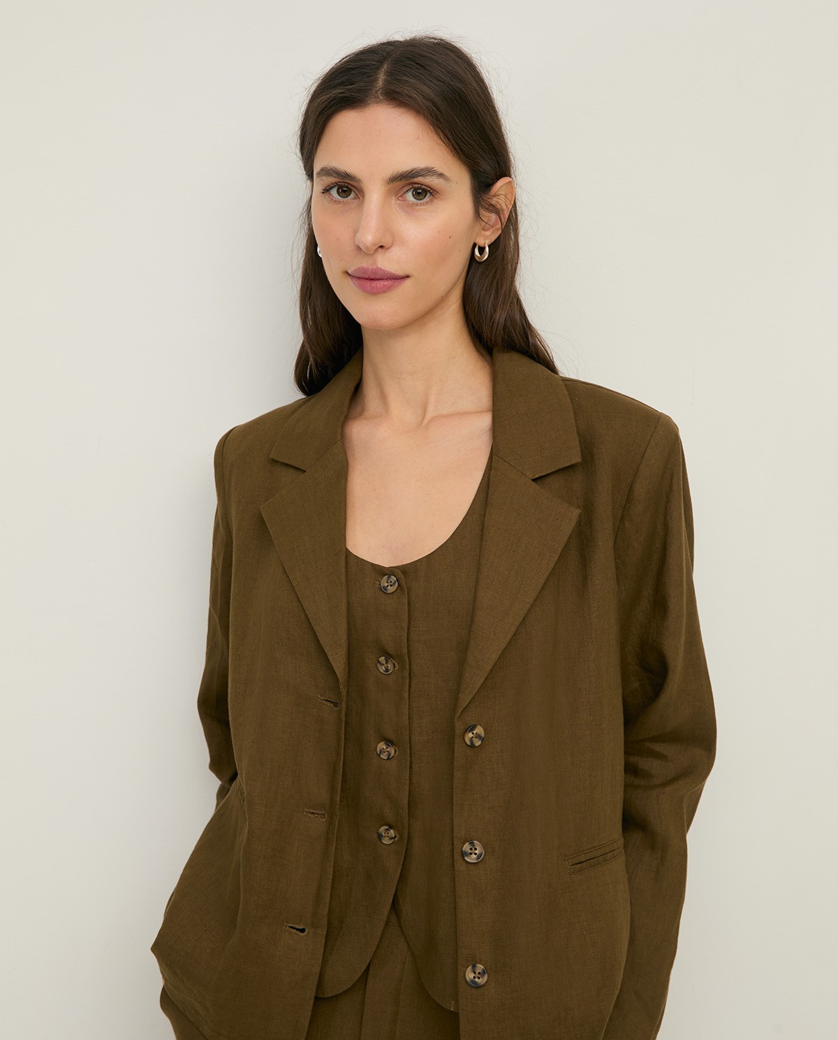 Blazer lino aberturas en color caqui, vista frontal con detalle del tejido 1