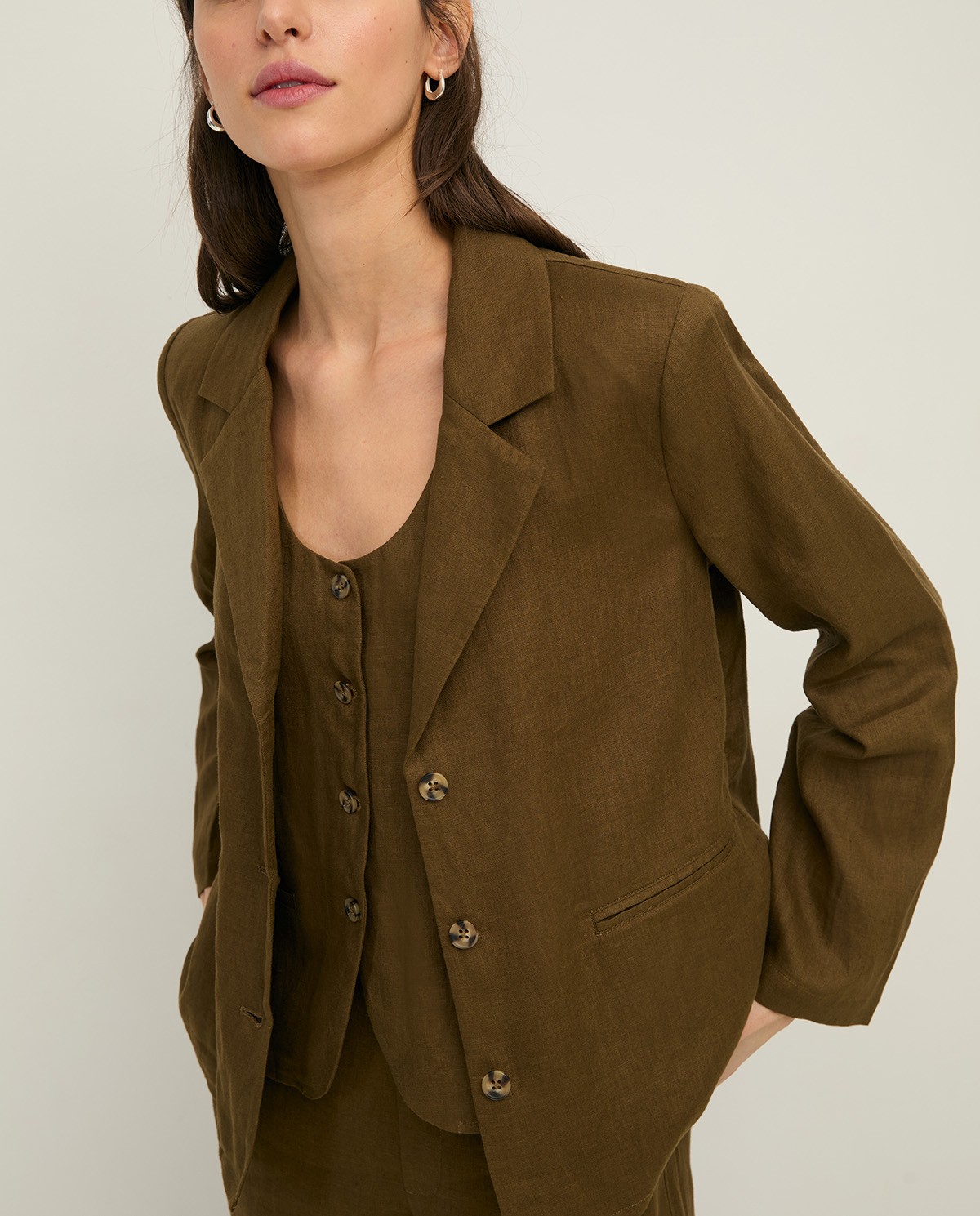 Blazer lino aberturas en color caqui, vista frontal con detalle del tejido