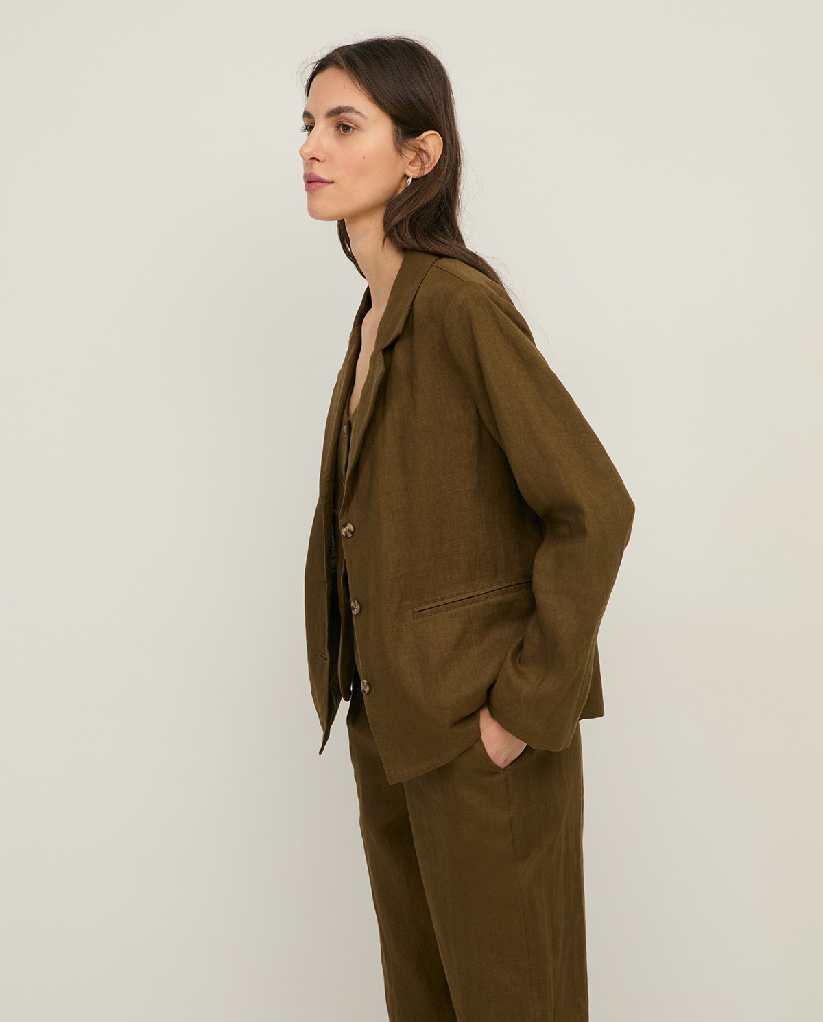 Blazer lino aberturas en color caqui, vista frontal con detalle del tejido 2