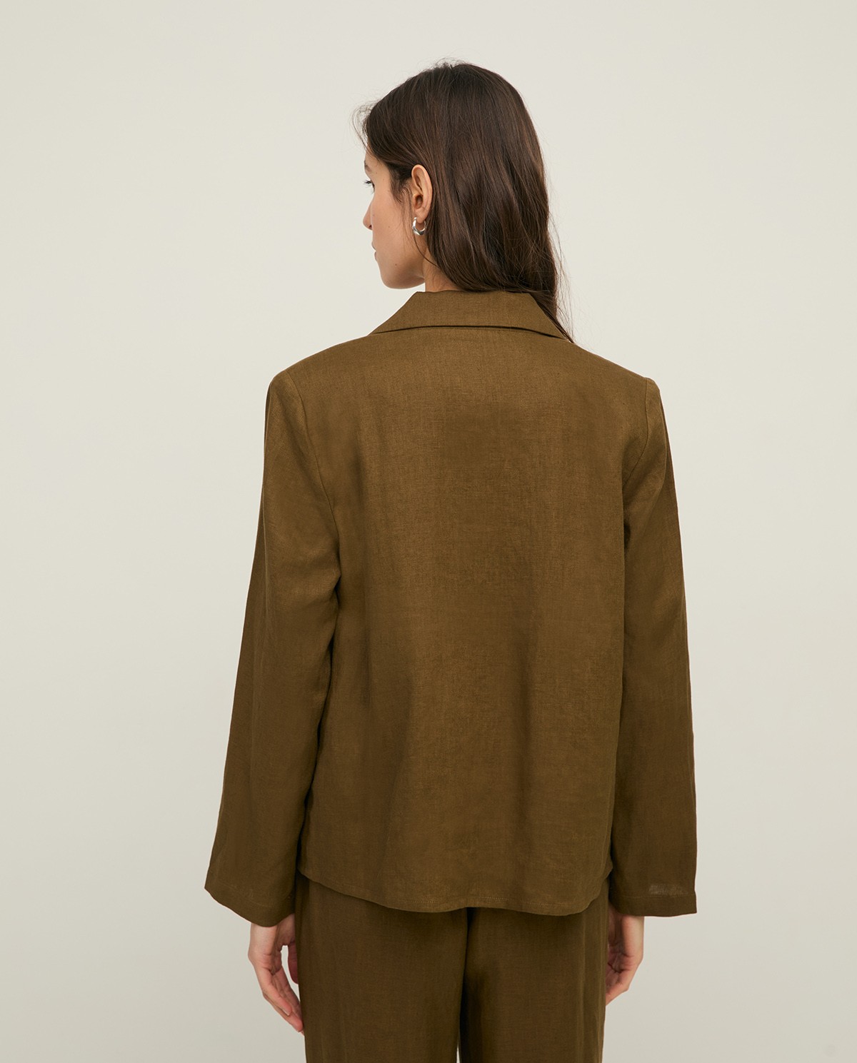 Blazer lino aberturas en color caqui, vista frontal con detalle del tejido 3