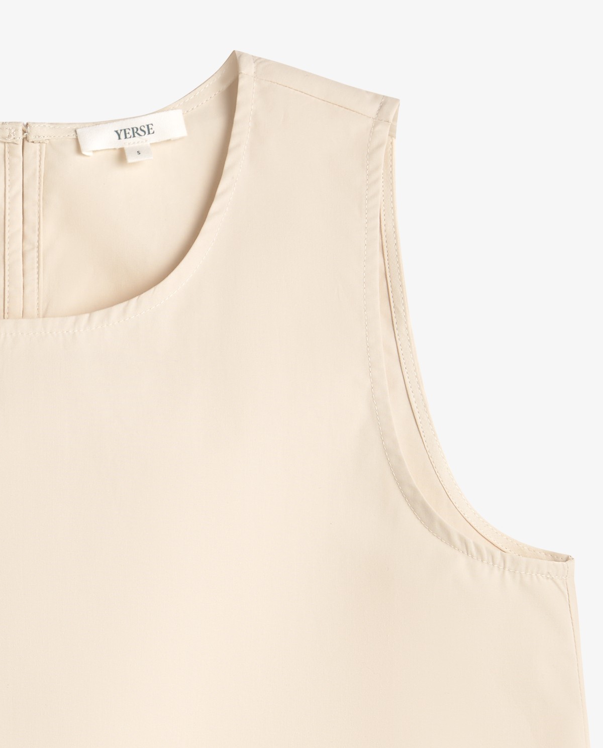 Top popelín cuello redondo en color crudo, vista frontal con detalle del tejido 8