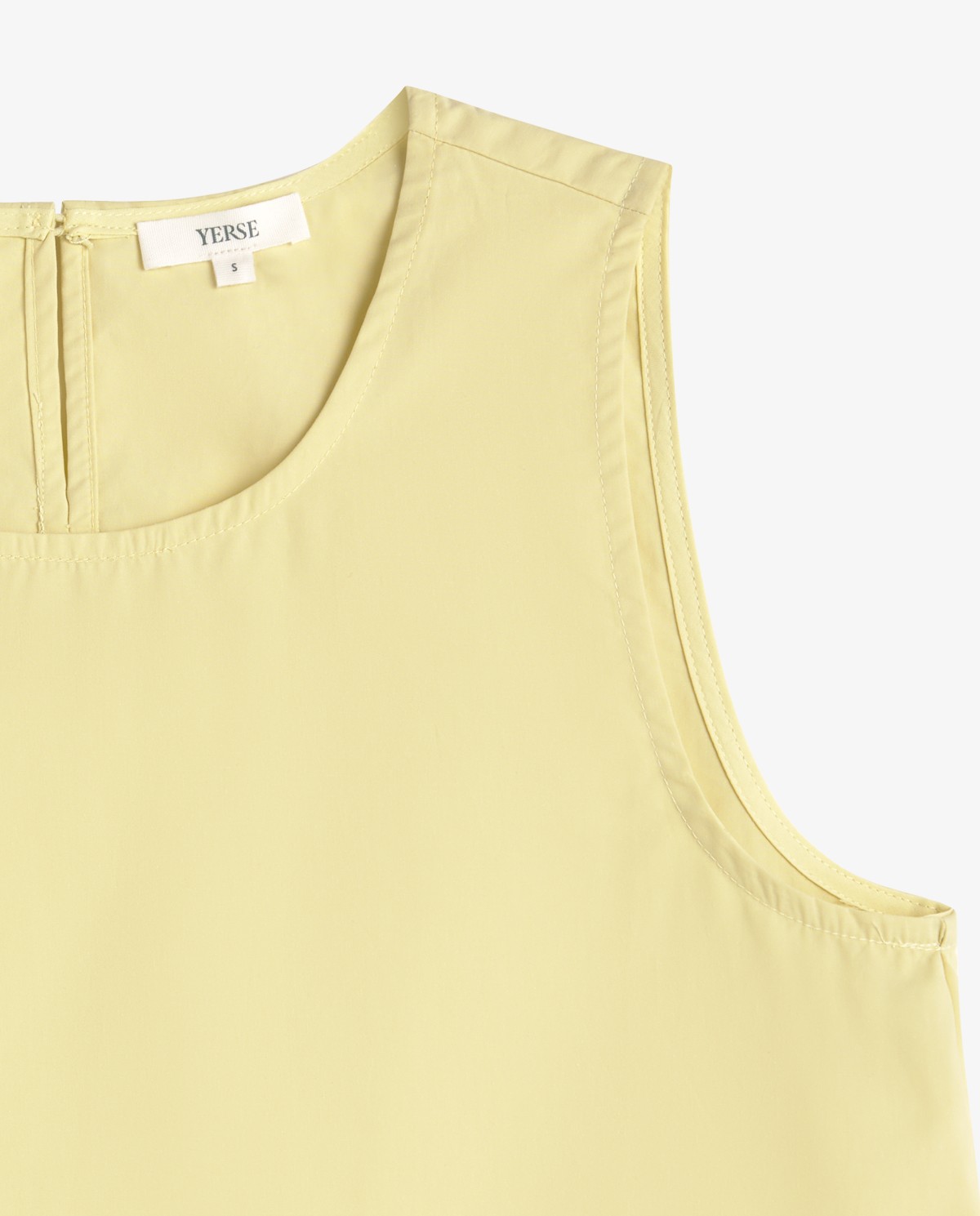 Top popelín cuello redondo en color amarillo, vista frontal con detalle del tejido 8
