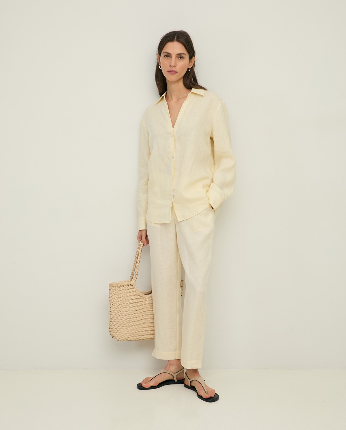 Pantalón Lino Recto en color crudo, vista frontal con detalle del tejido