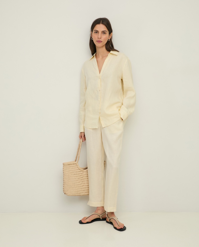 Pantalón Lino Recto en color crudo, vista frontal con detalle del tejido