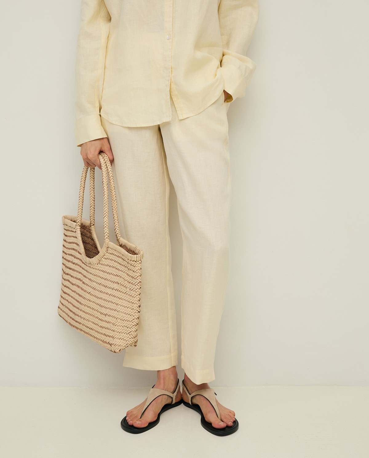 Pantalón Lino Recto en color crudo, vista frontal con detalle del tejido 1