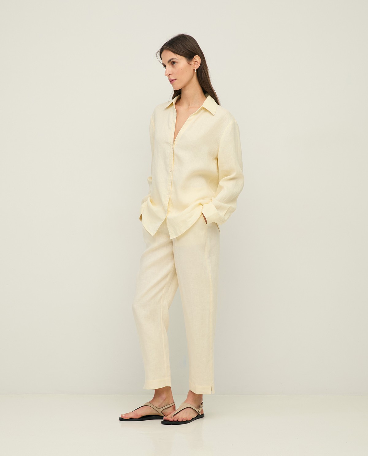 Pantalón Lino Recto en color crudo, vista frontal con detalle del tejido 2