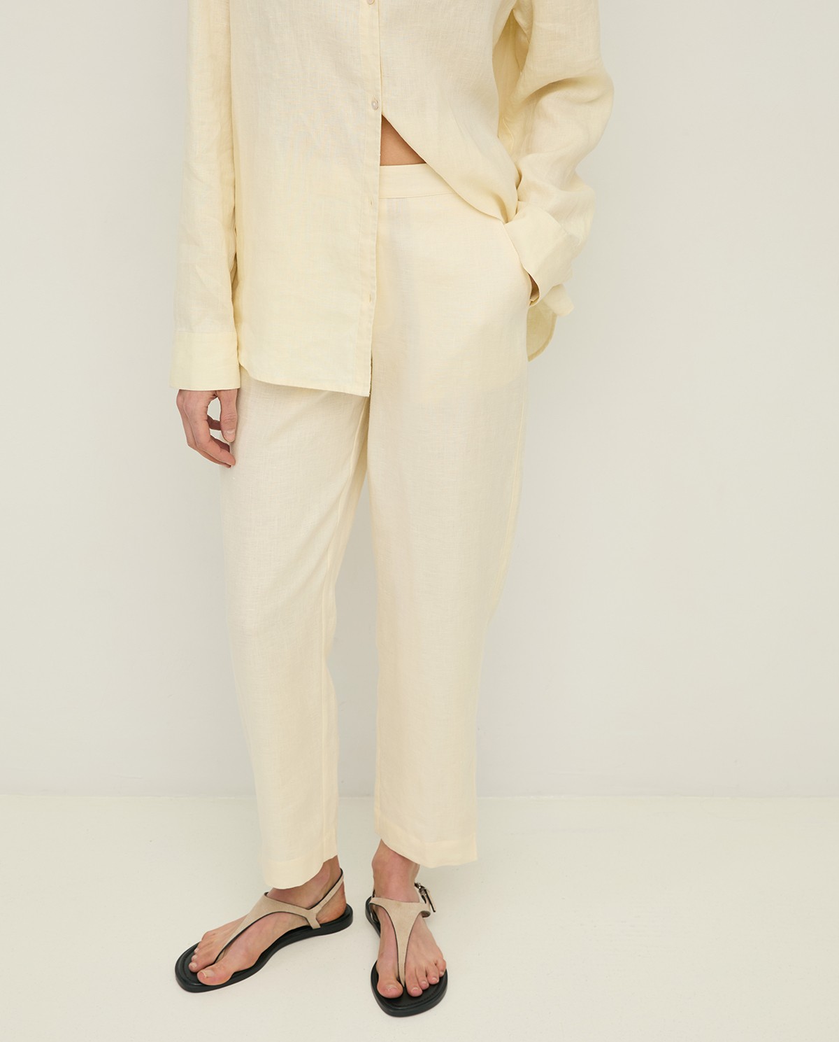 Pantalón Lino Recto en color crudo, vista frontal con detalle del tejido 3