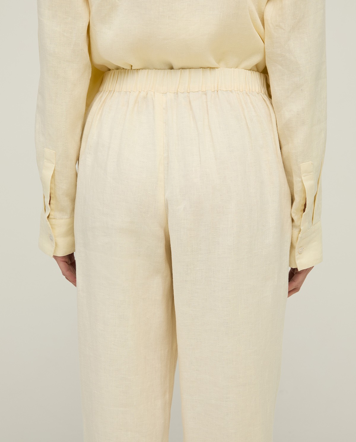 Pantalón Lino Recto en color crudo, vista frontal con detalle del tejido 4