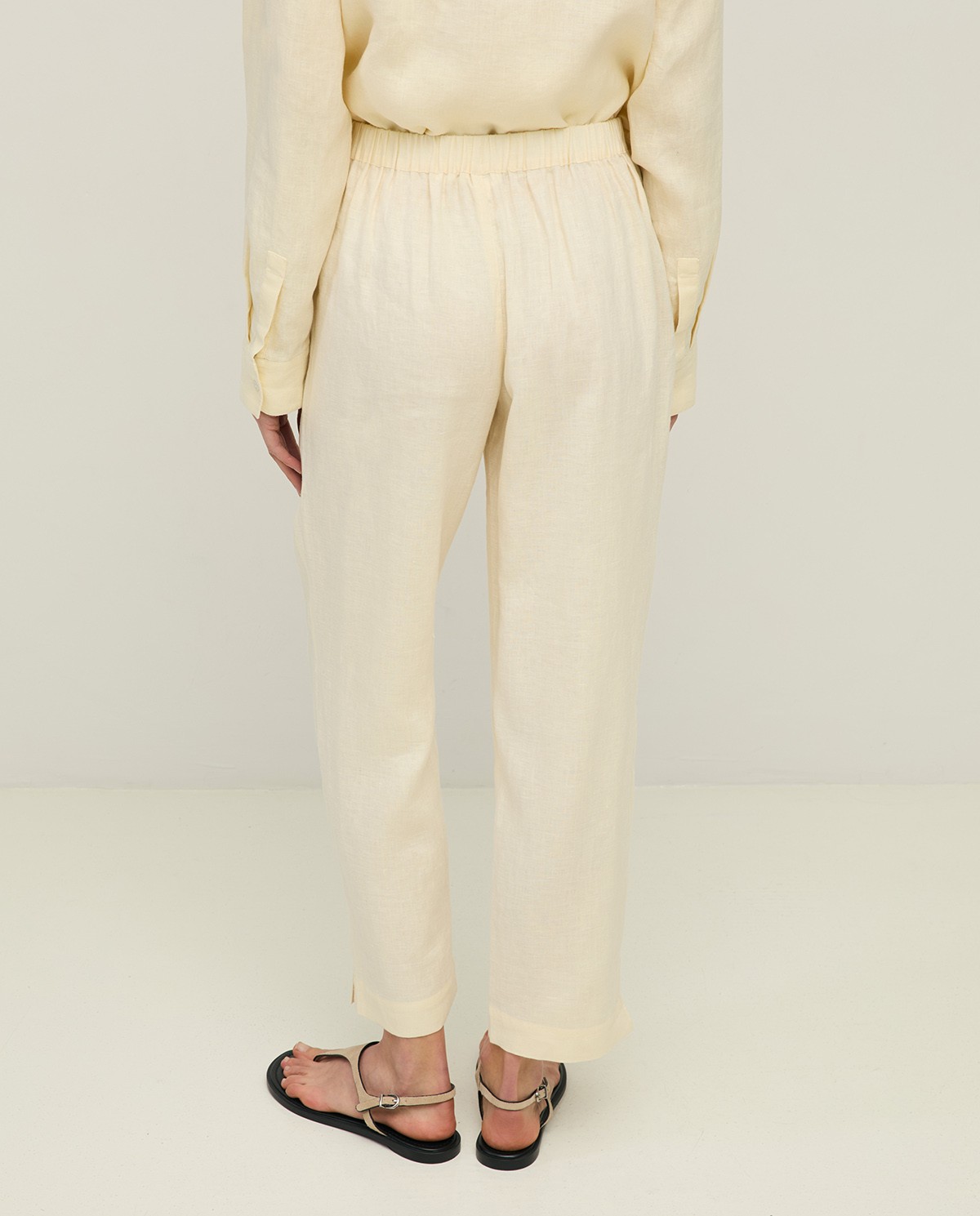 Pantalón Lino Recto en color crudo, vista frontal con detalle del tejido 5