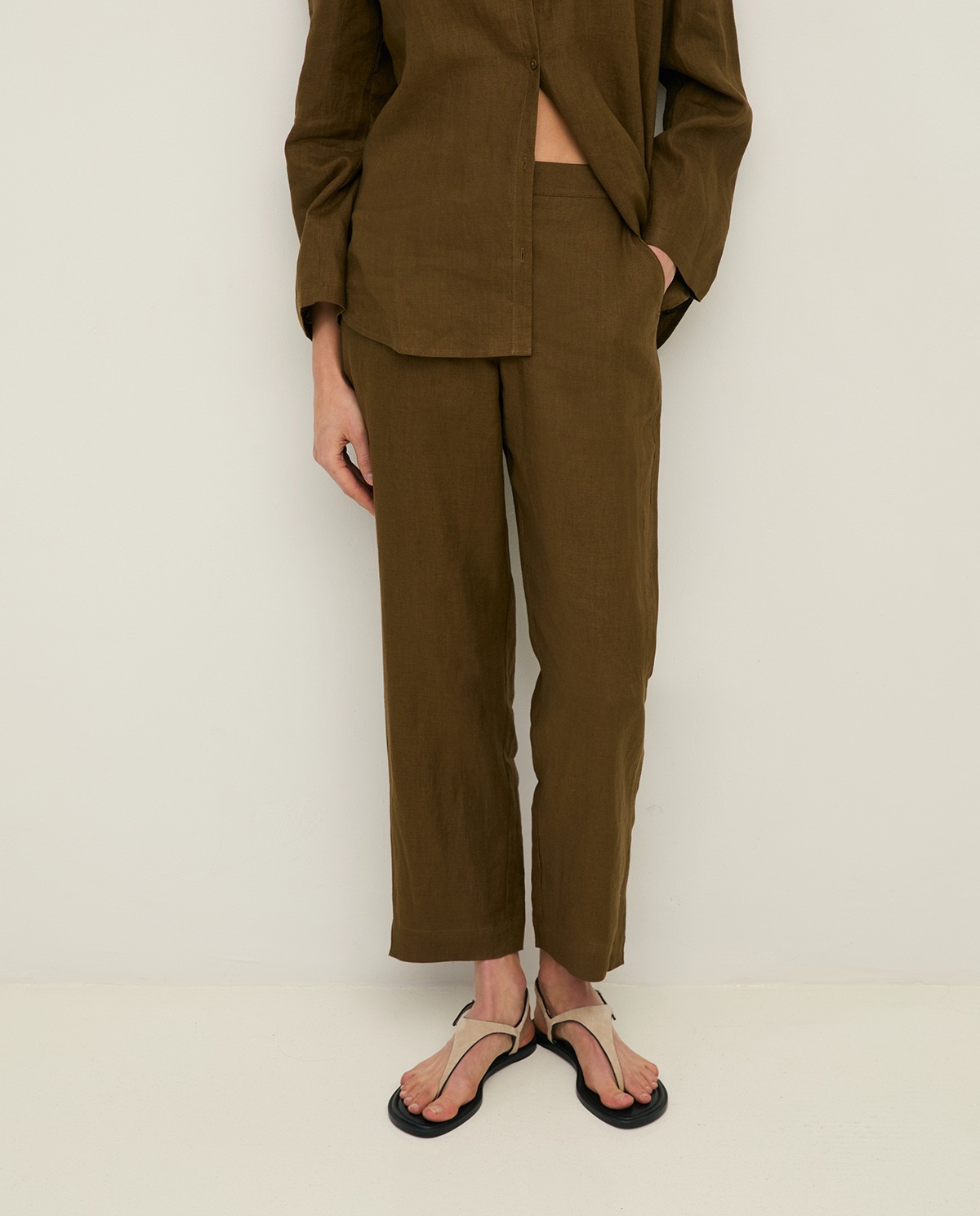 Pantalón Lino Recto en color caqui, vista frontal con detalle del tejido 1