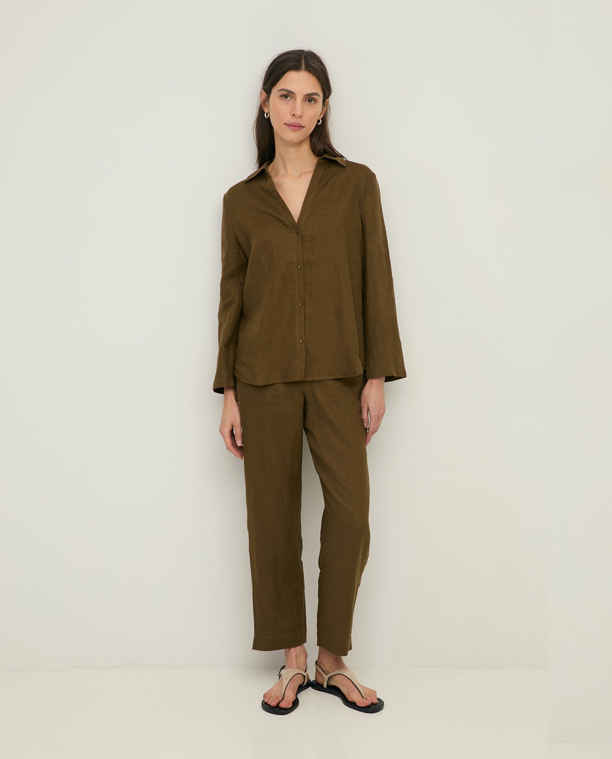 Pantalón Lino Recto en color caqui, vista frontal con detalle del tejido 2