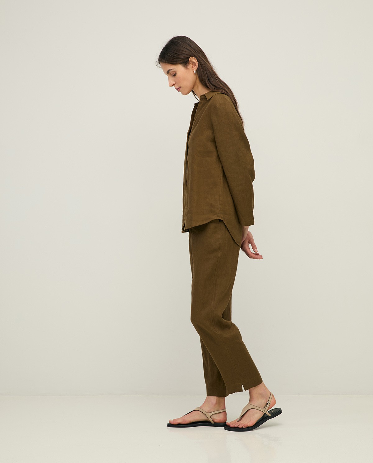 Pantalón Lino Recto en color caqui, vista frontal con detalle del tejido 3