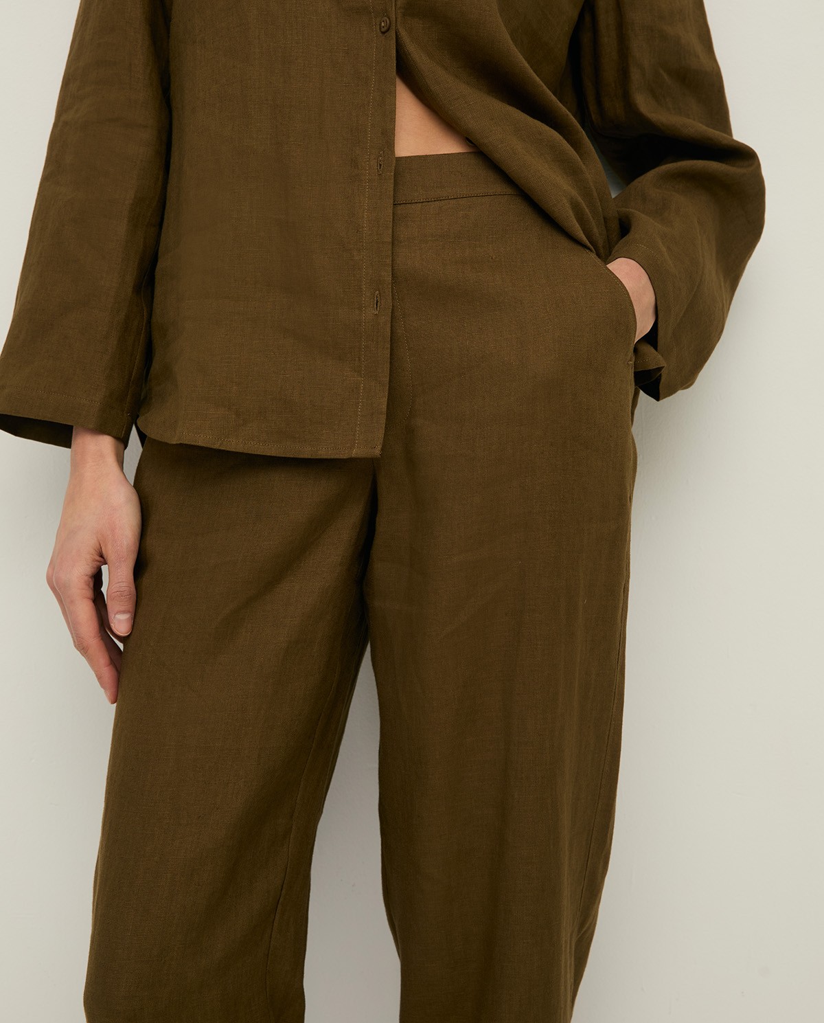 Pantalón Lino Recto en color caqui, vista frontal con detalle del tejido 4