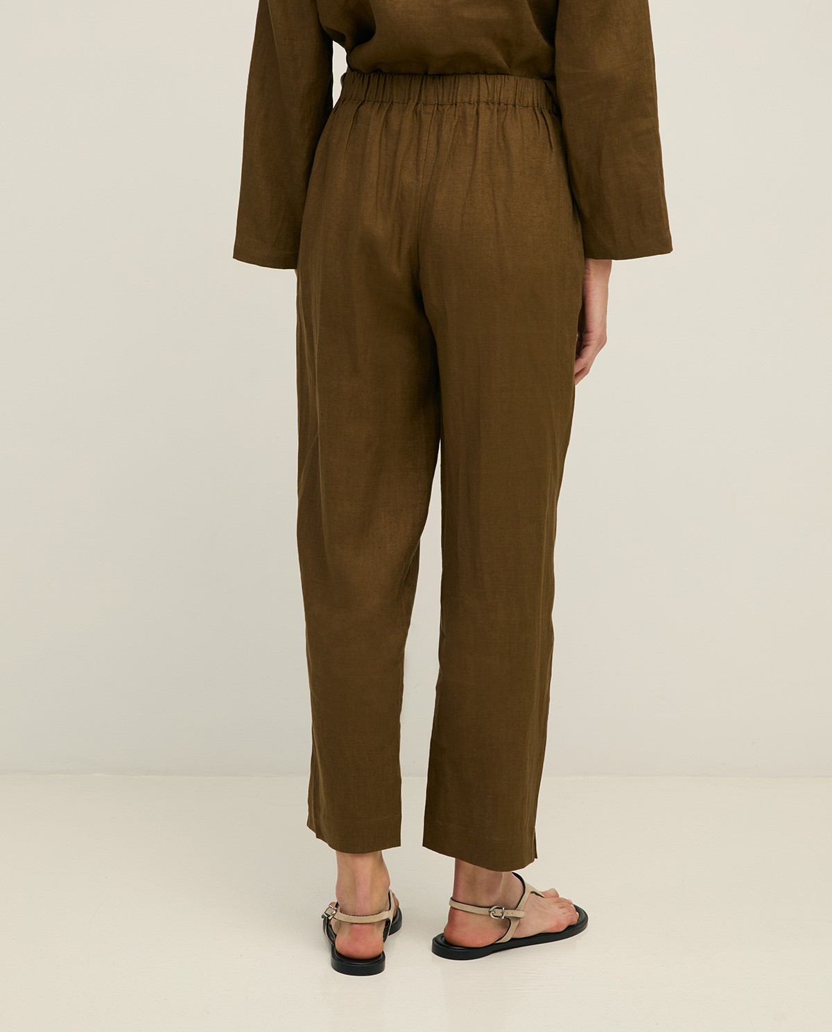 Pantalón Lino Recto en color caqui, vista frontal con detalle del tejido 5