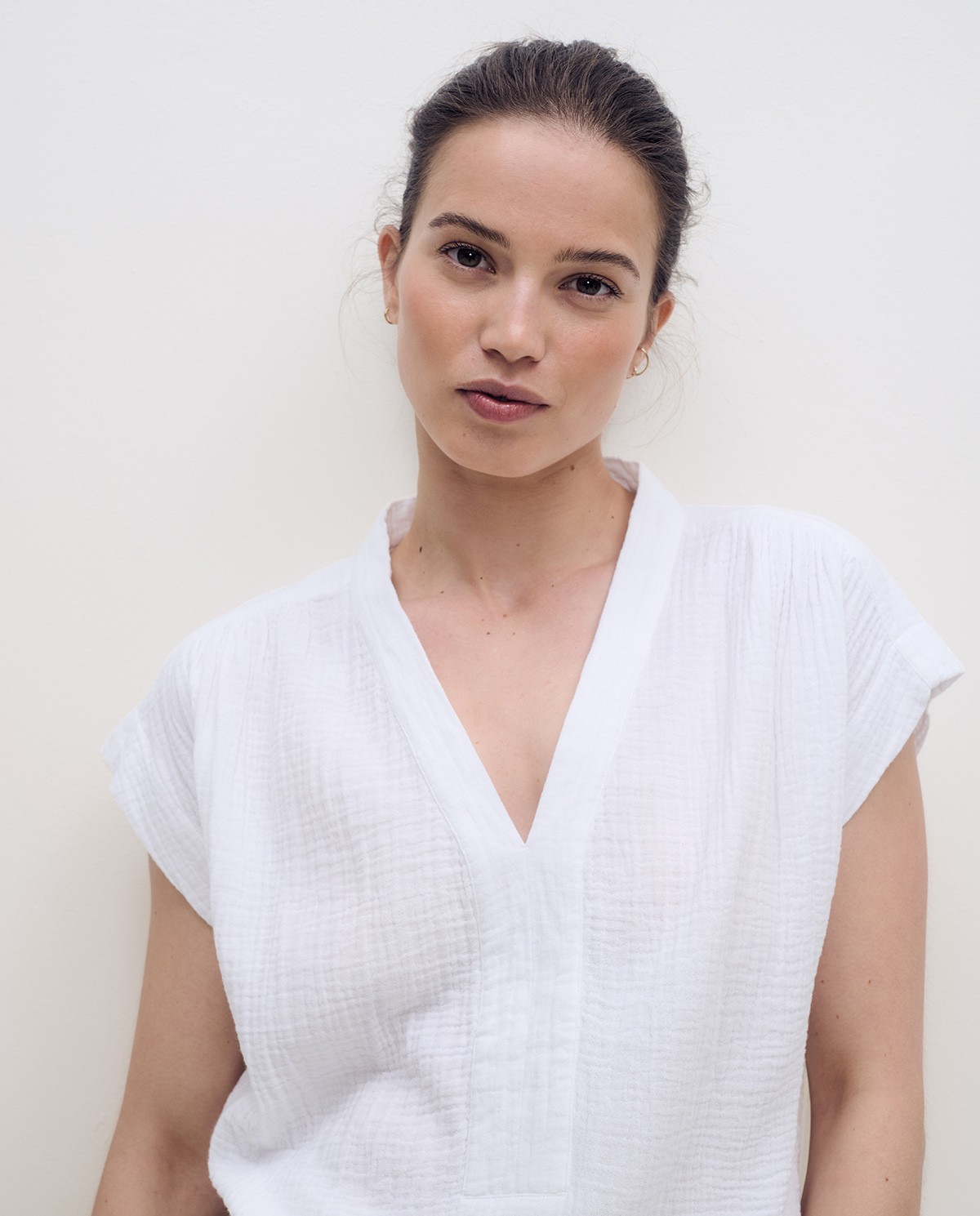 Blusa blanca de muselina de algodón con manga corta y escote de pico
