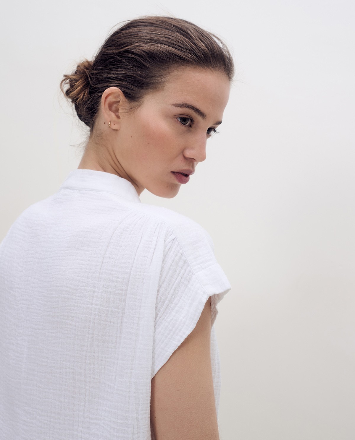 Blusa blanca de muselina de algodón con manga corta y escote de pico 1