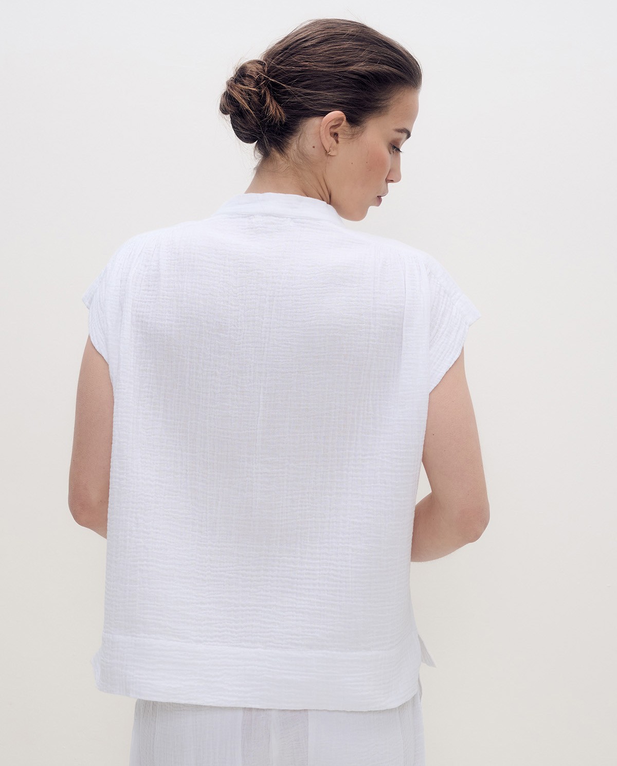 Blusa blanca de muselina de algodón con manga corta y escote de pico 3