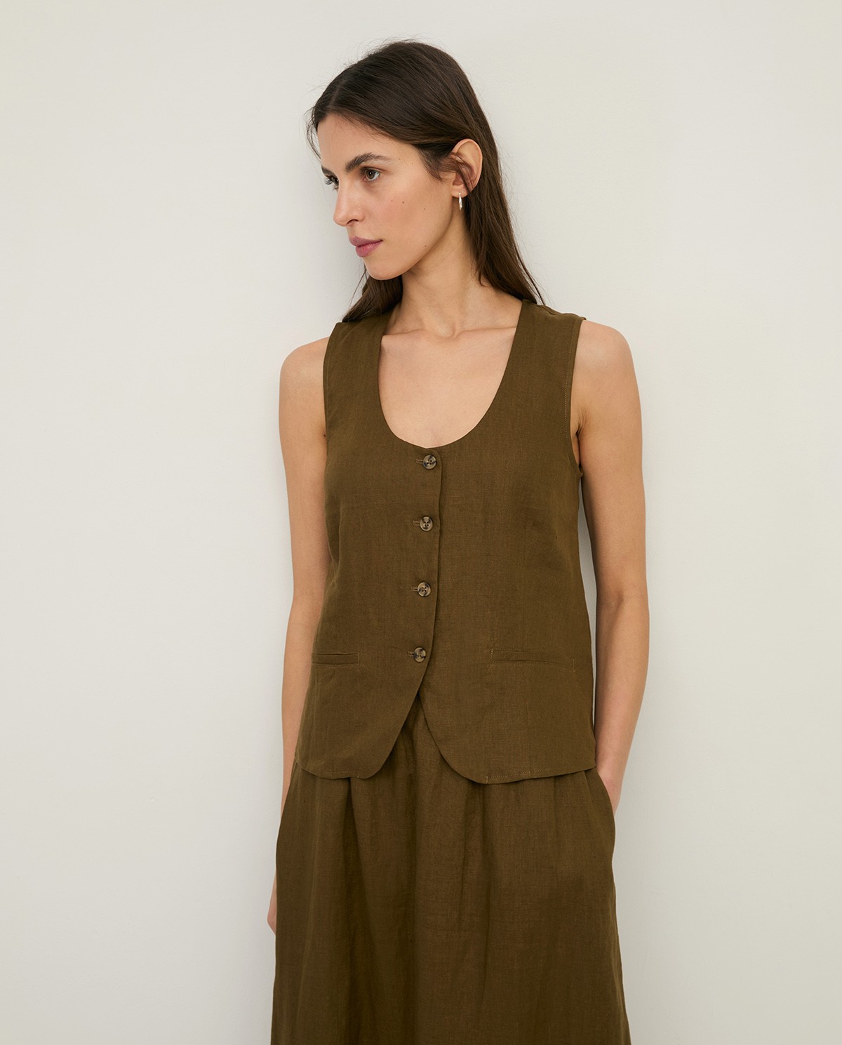 Chaleco Lino en color caqui, vista frontal con detalle del tejido