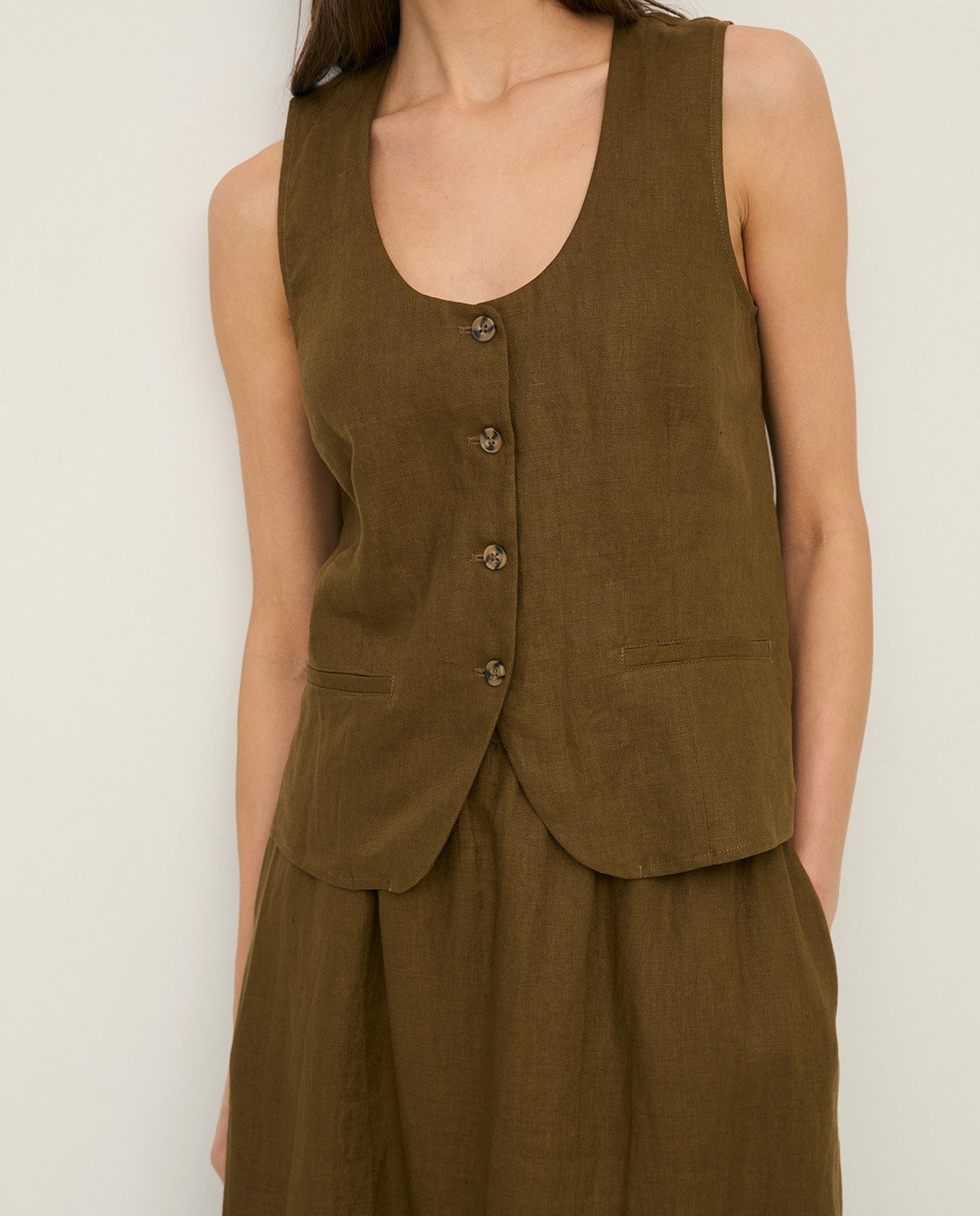 Chaleco Lino en color caqui, vista frontal con detalle del tejido 1