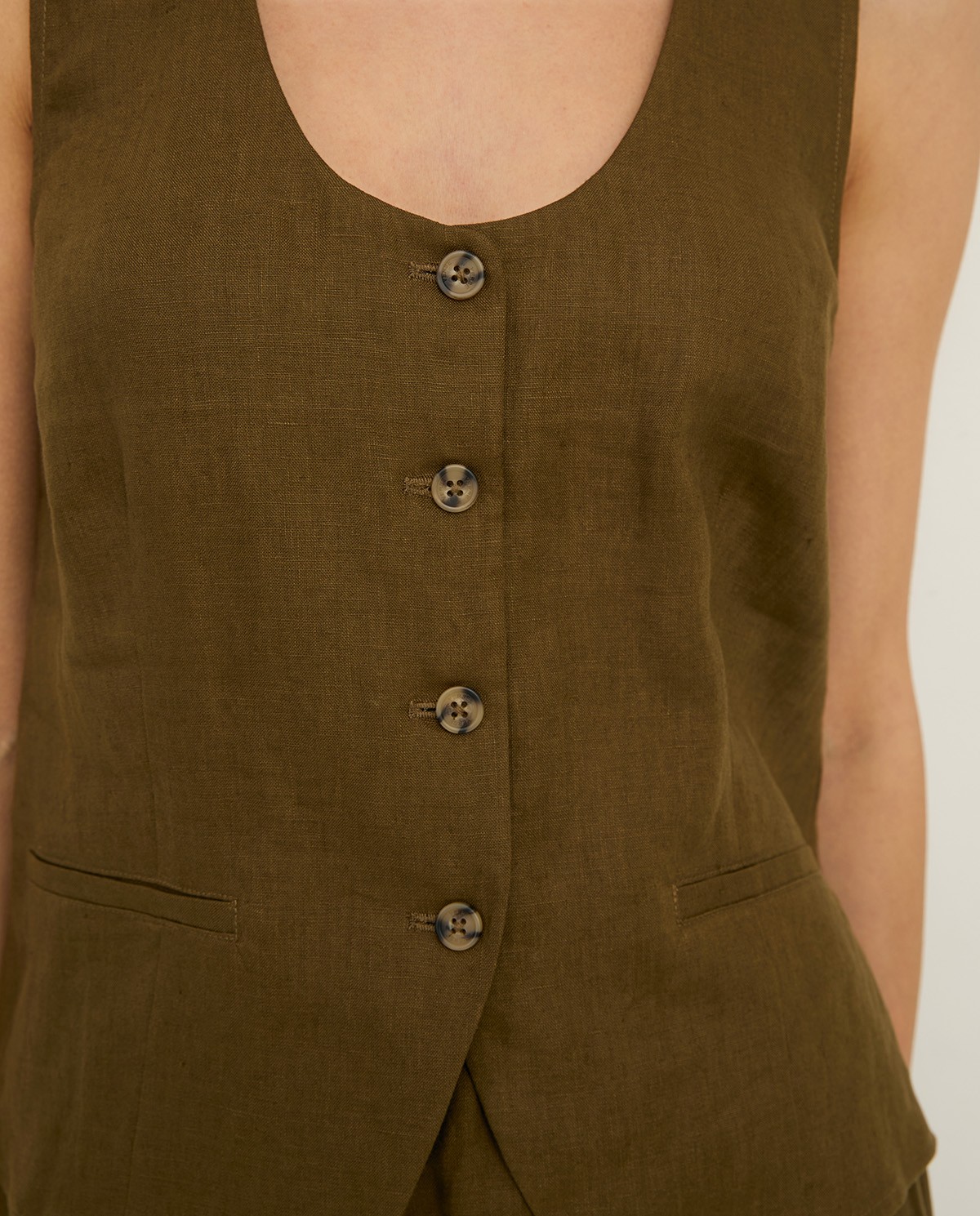 Chaleco Lino en color caqui, vista frontal con detalle del tejido 3
