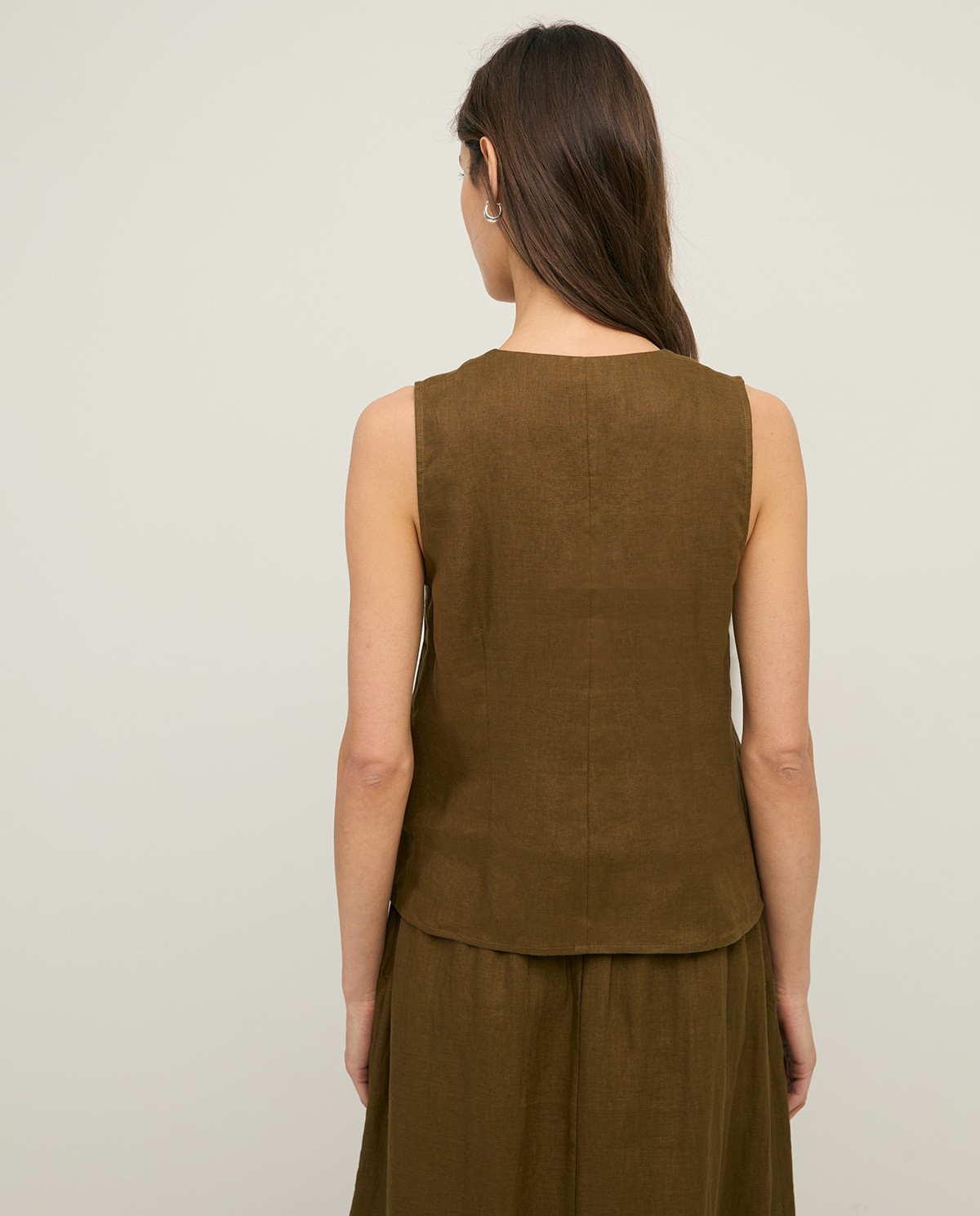 Chaleco Lino en color caqui, vista frontal con detalle del tejido 4
