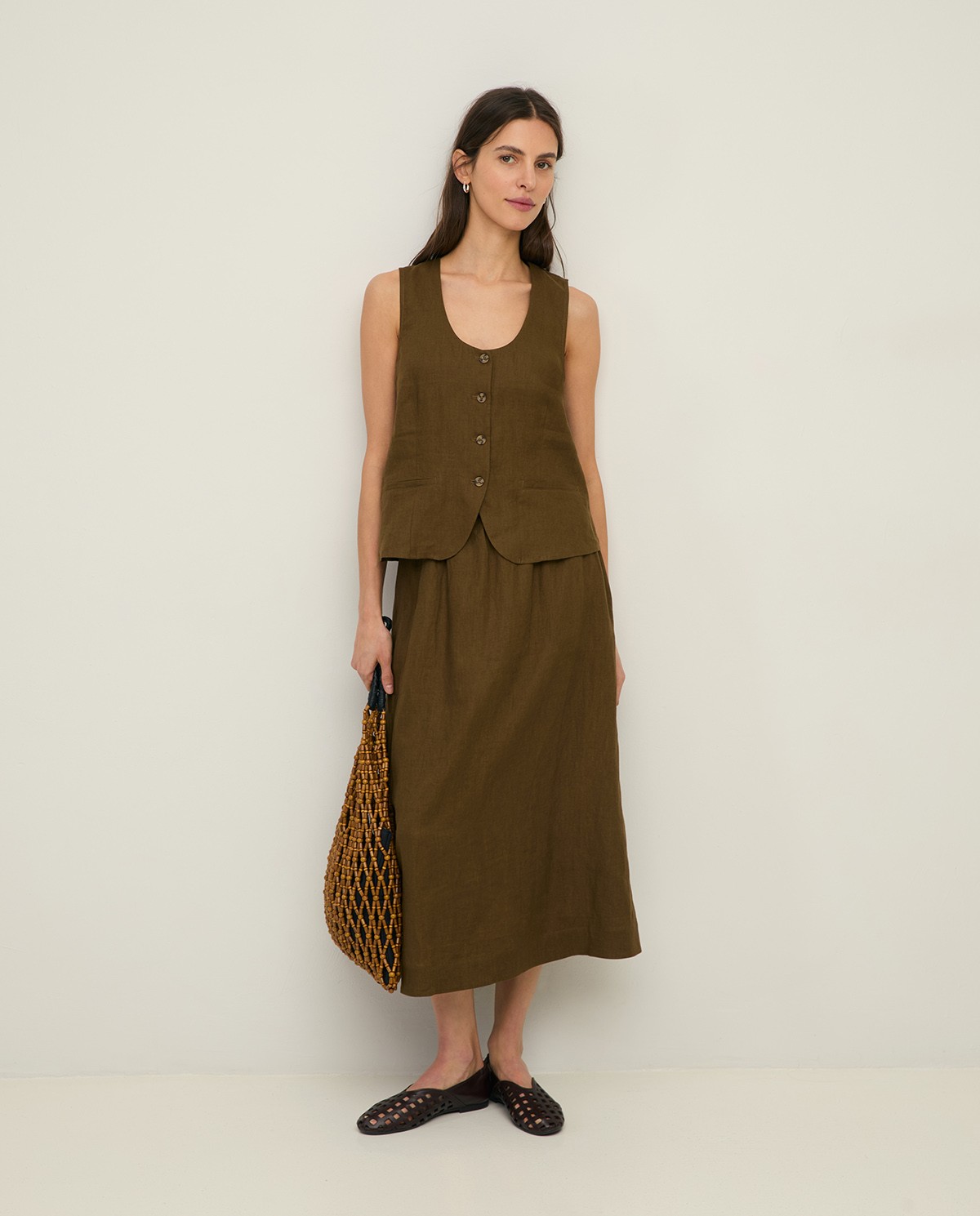 Chaleco Lino en color caqui, vista frontal con detalle del tejido 5