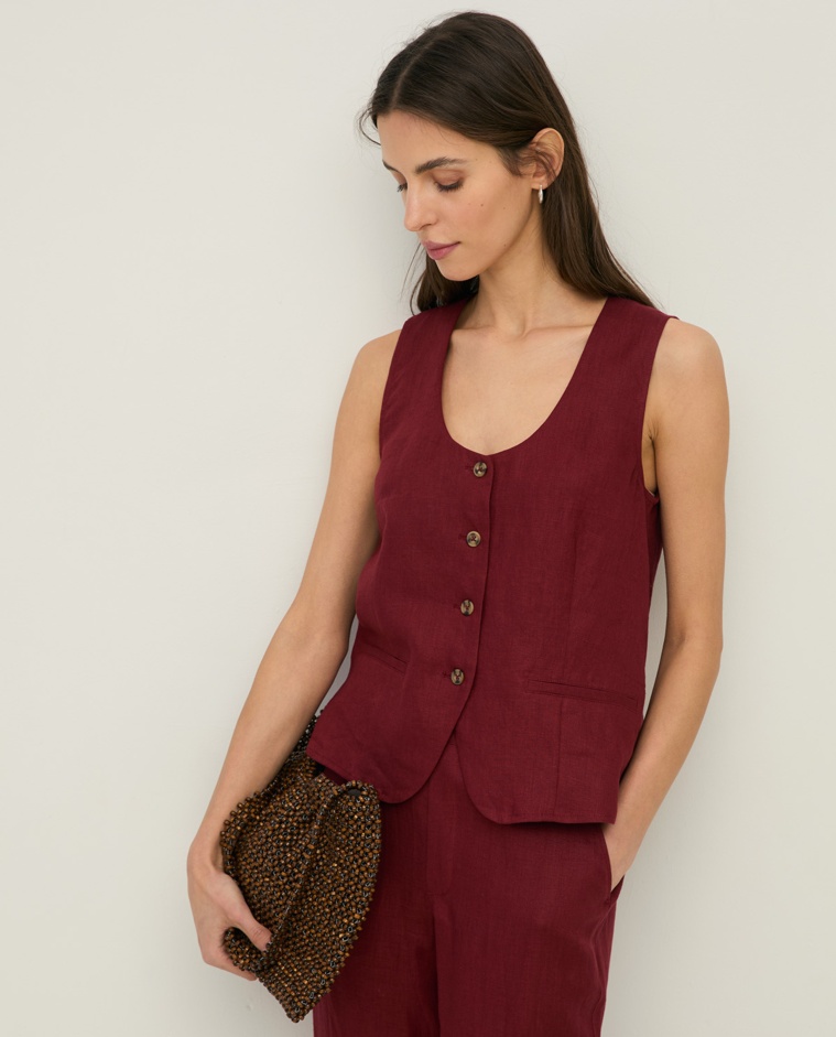 Chaleco Lino en color granate, vista frontal con detalle del tejido