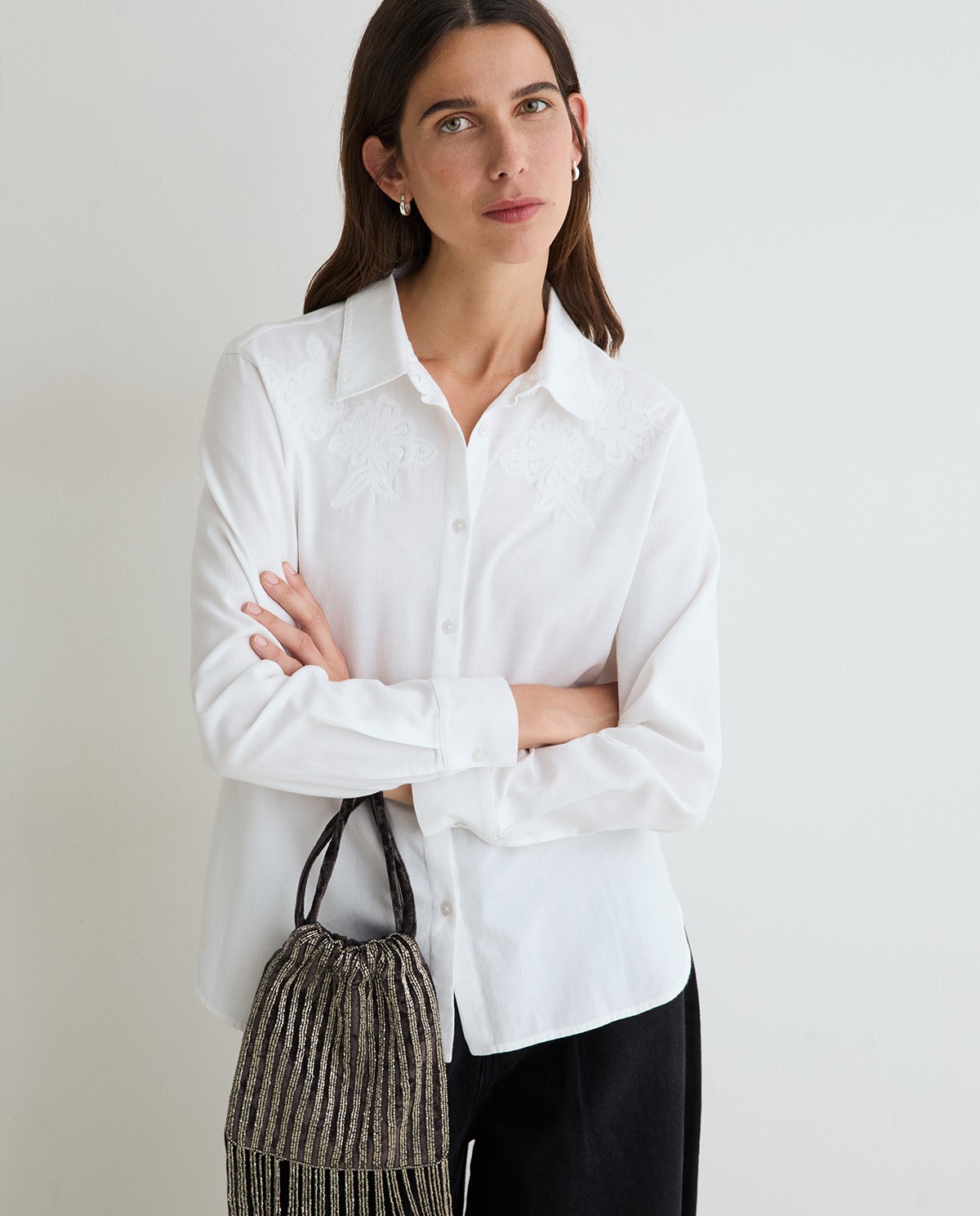 Camisa blanca de algodón con bordado floral y manga larga