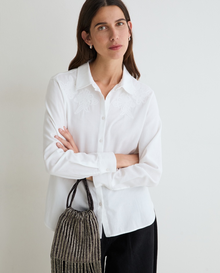 Camisa blanca de algodón con bordado floral y manga larga
