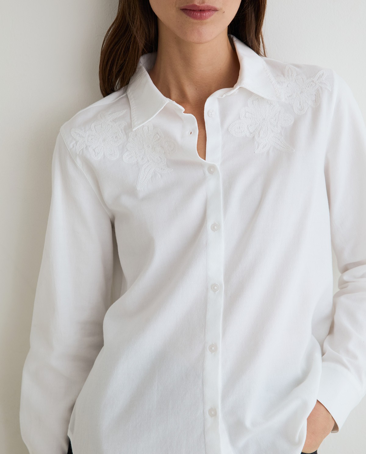 Camisa blanca de algodón con bordado floral y manga larga 1