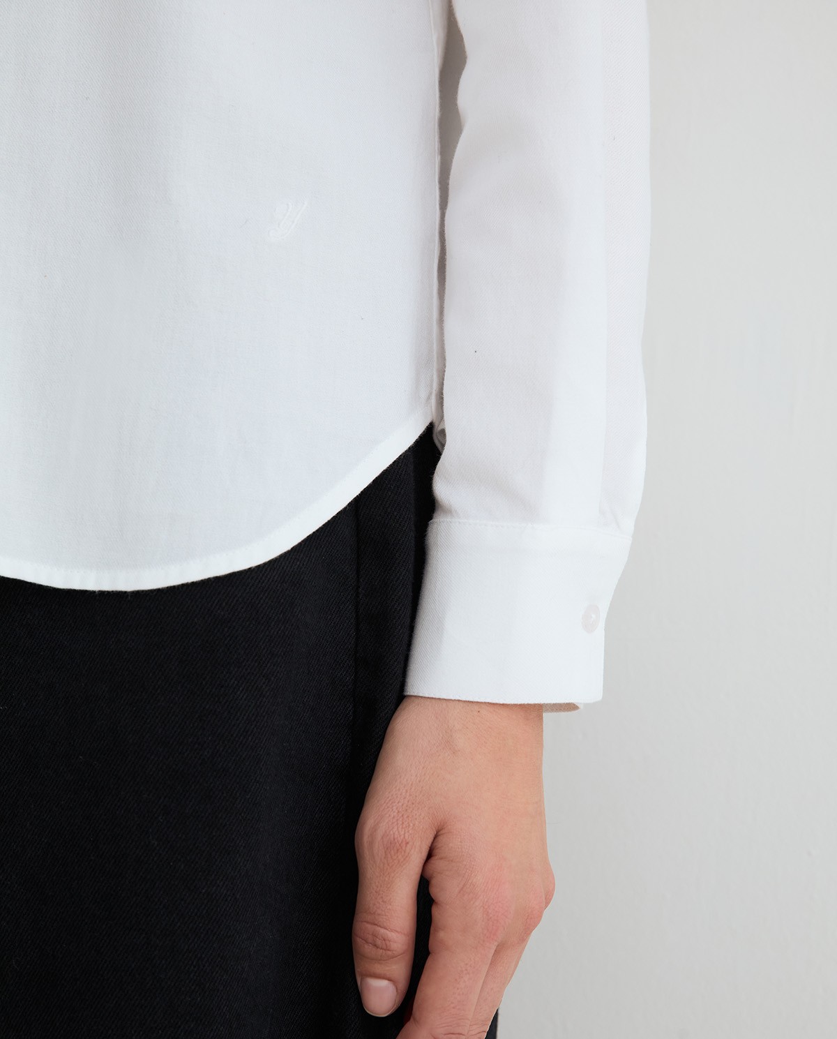 Camisa blanca de algodón con bordado floral y manga larga 2