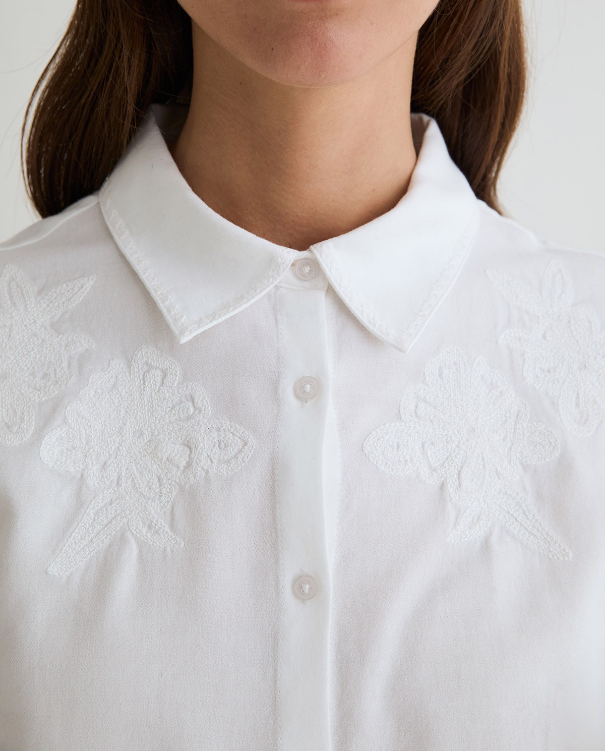 Camisa blanca de algodón con bordado floral y manga larga 4