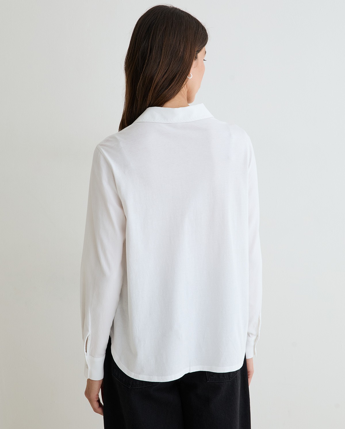 Camisa blanca de algodón con bordado floral y manga larga 5
