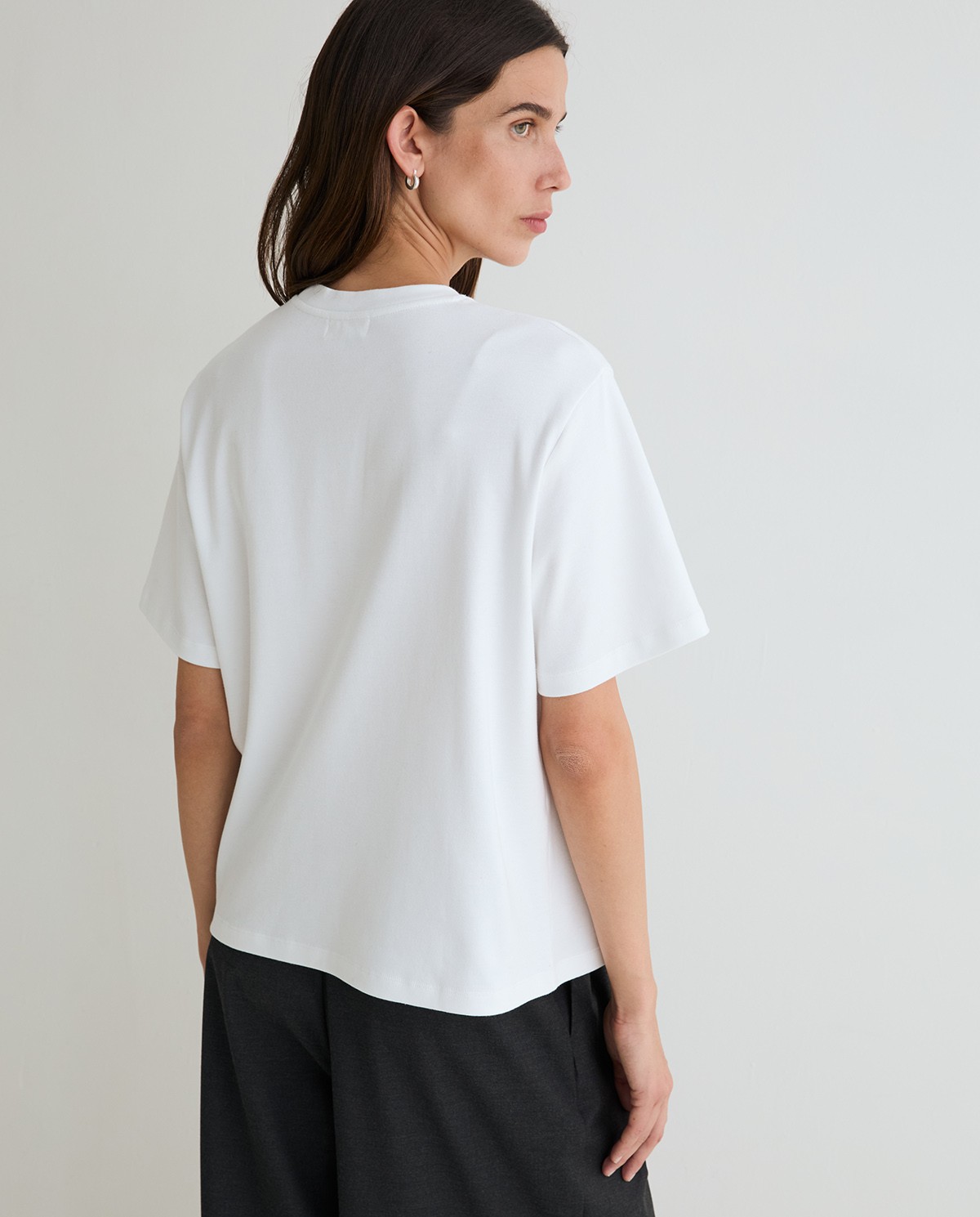 Camiseta básica manga corta en color blanco 3