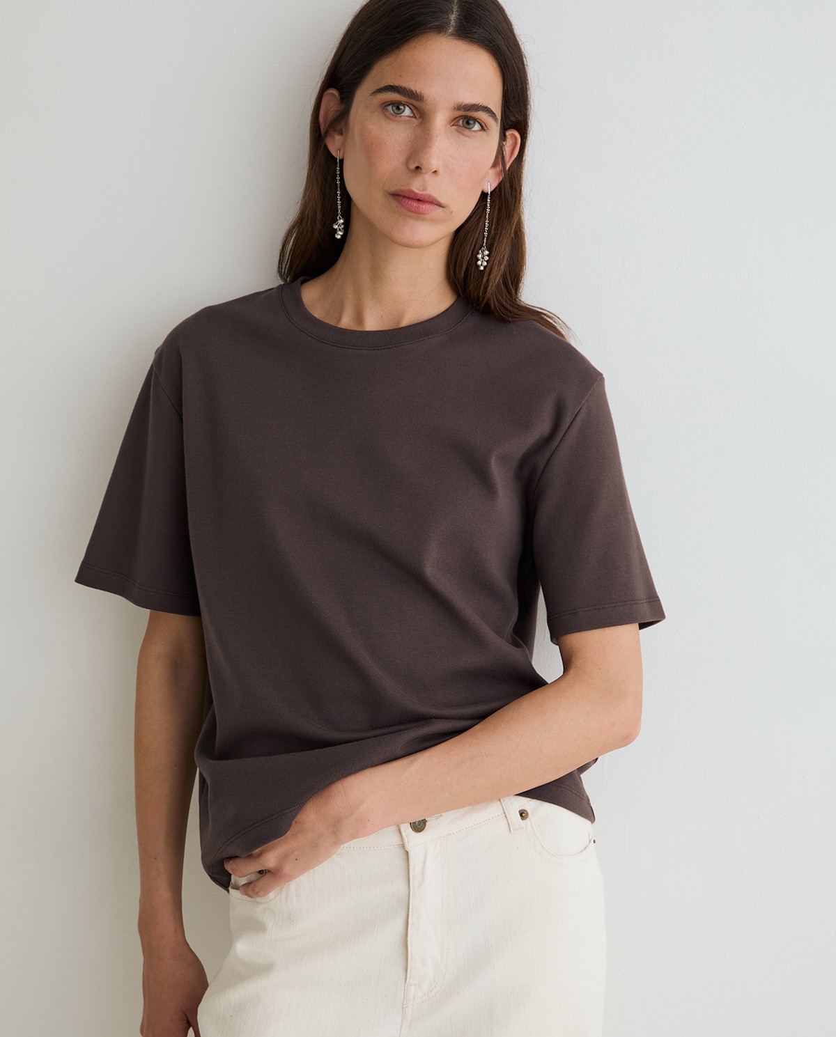Camiseta básica manga corta en color marrón oscuro 2