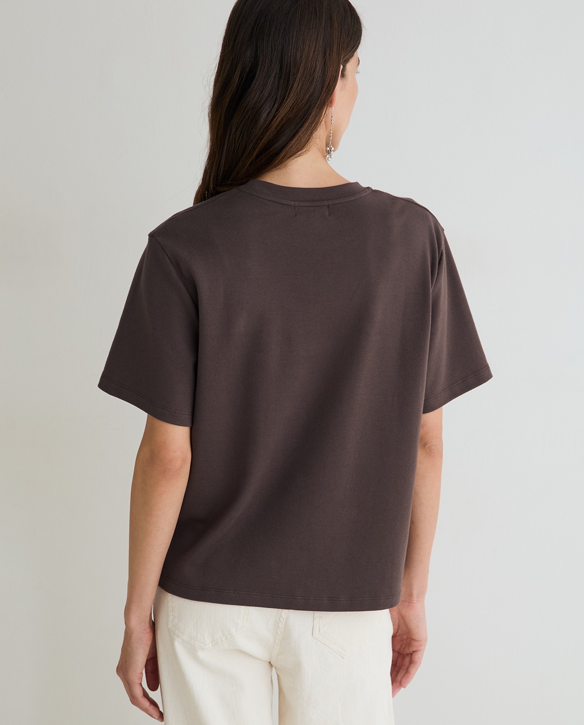 Camiseta básica manga corta en color marrón oscuro 4