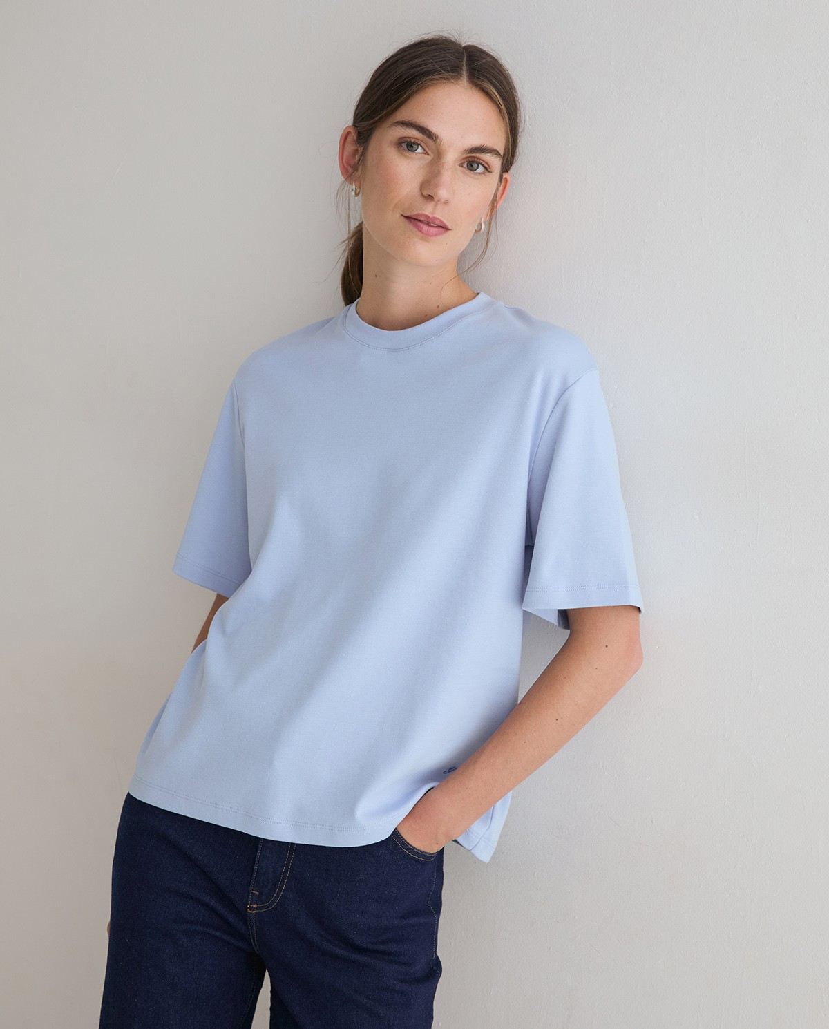 Camiseta básica manga corta en color azul claro 1