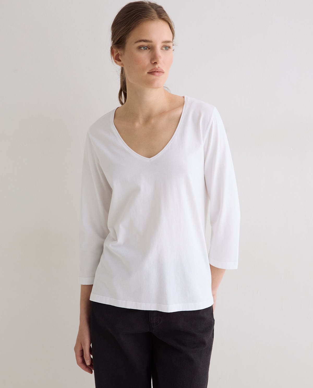 Camiseta básica escote pico en color blanco 2