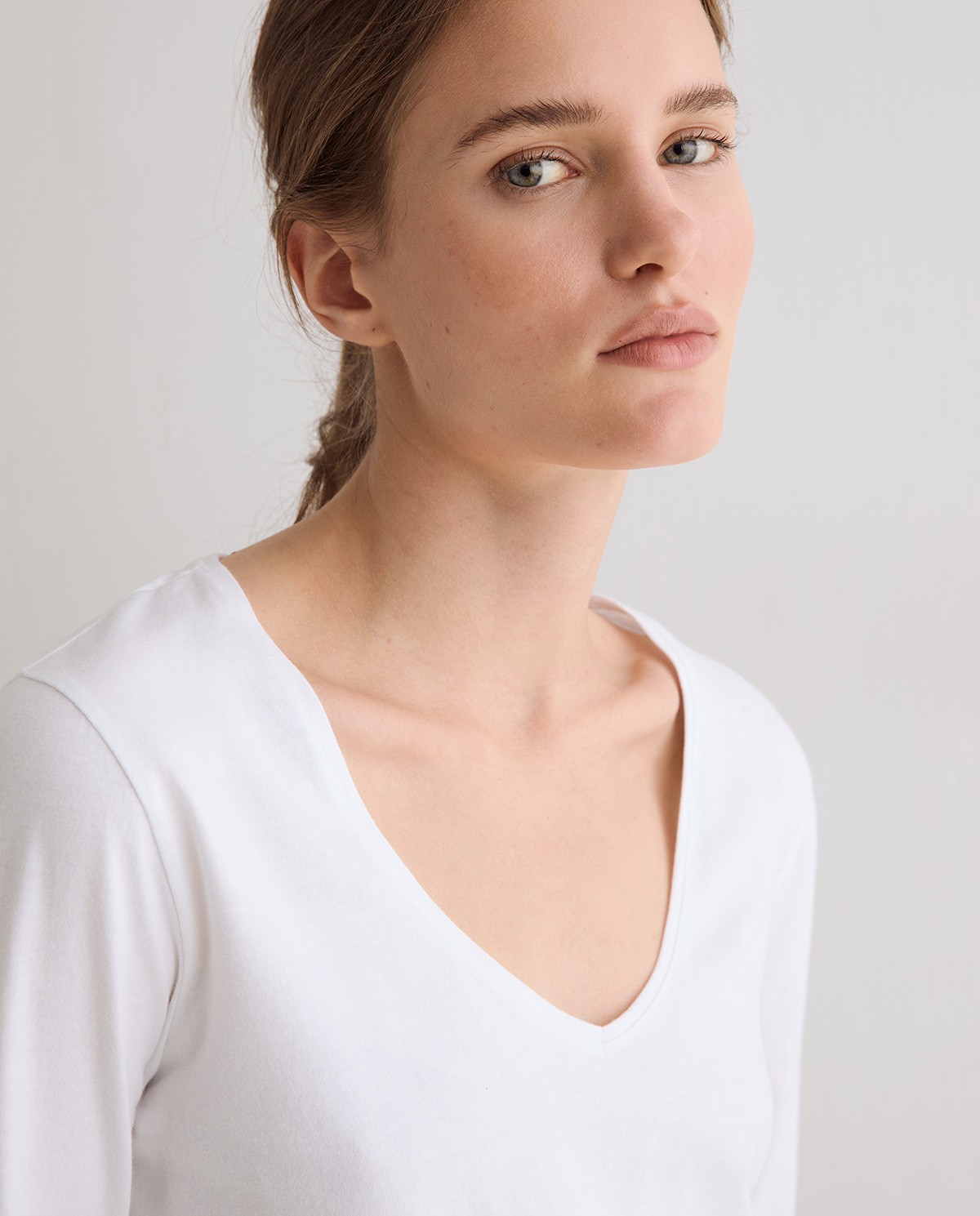 Camiseta básica escote pico en color blanco 1