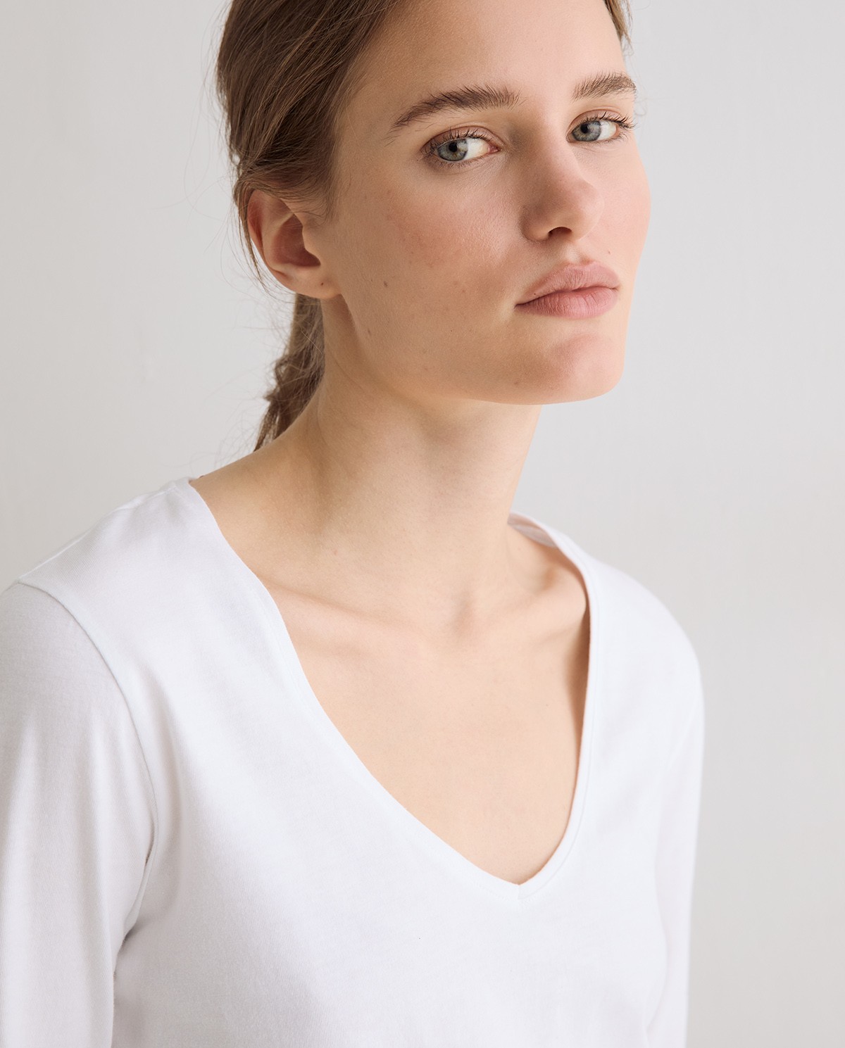 Camiseta básica escote pico en color blanco 1