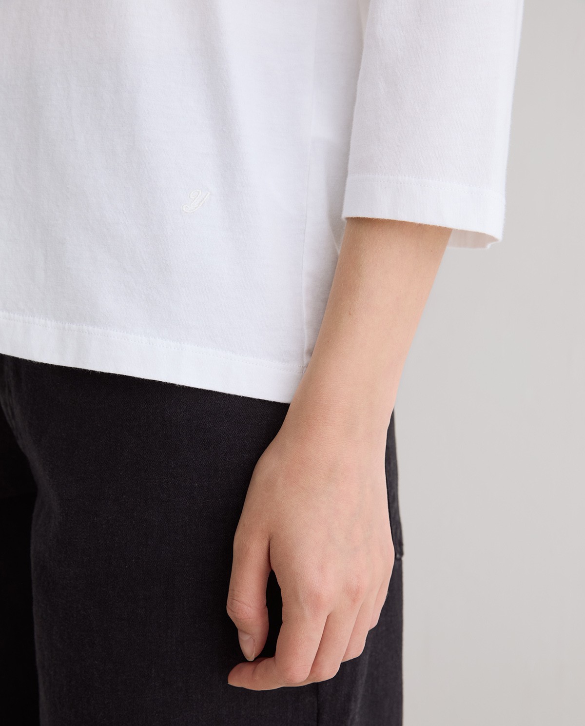 Camiseta básica escote pico en color blanco 4