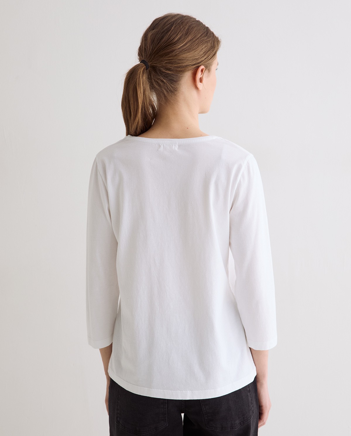 Camiseta básica escote pico en color blanco 5