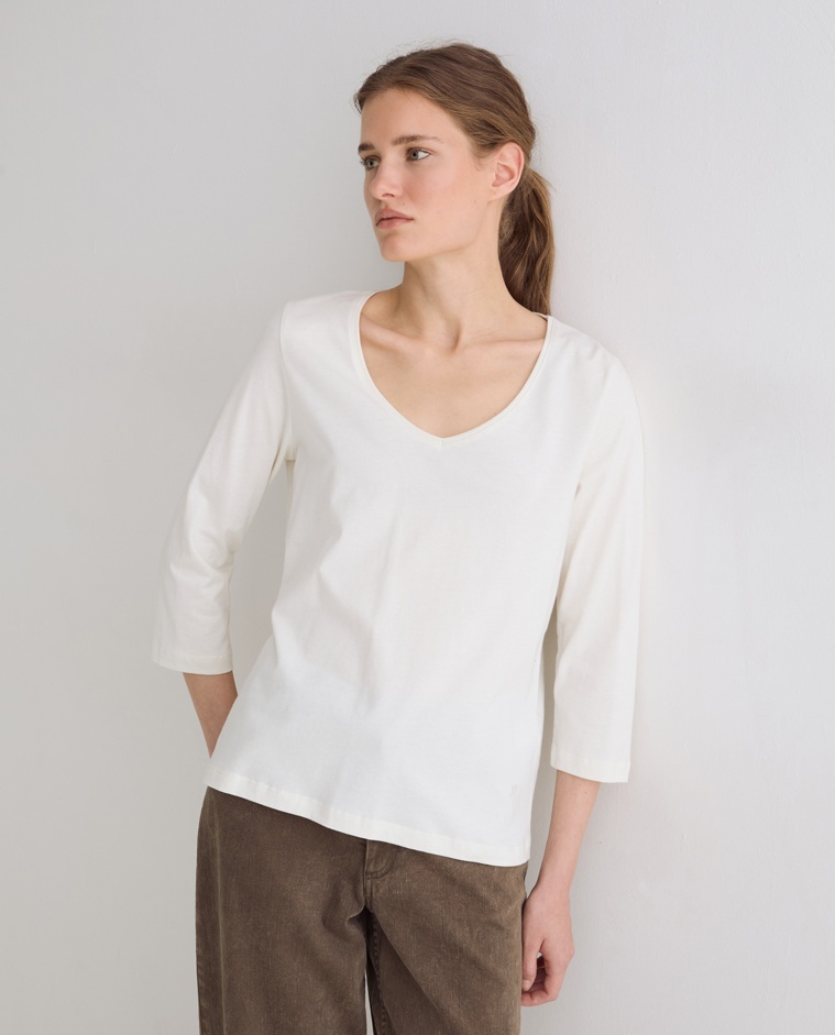 Camiseta básica escote pico en color crudo