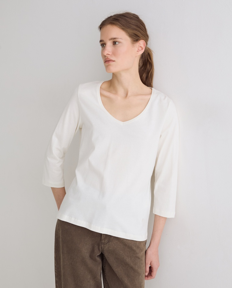 Camiseta básica escote pico en color crudo
