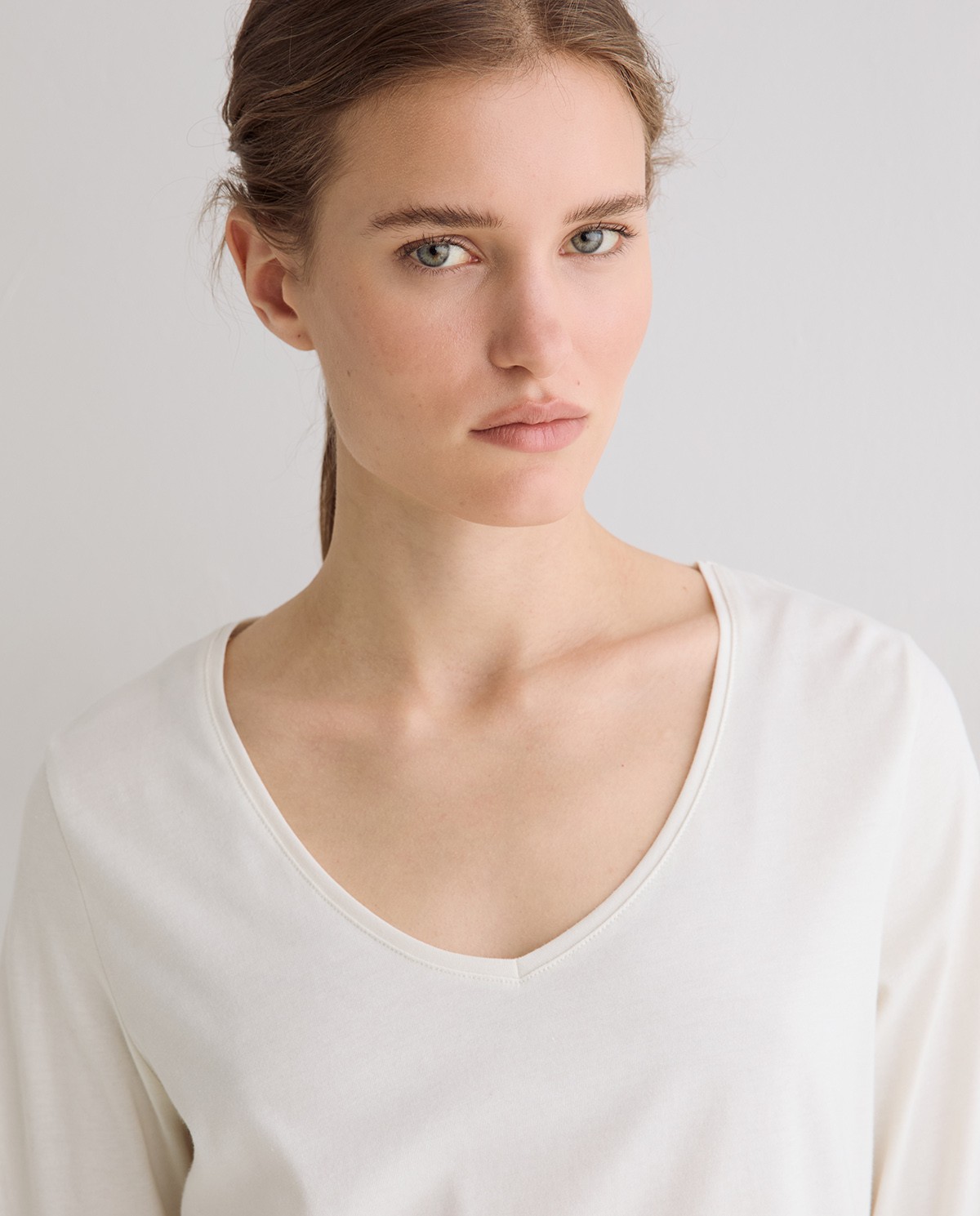 Camiseta básica escote pico en color crudo 1