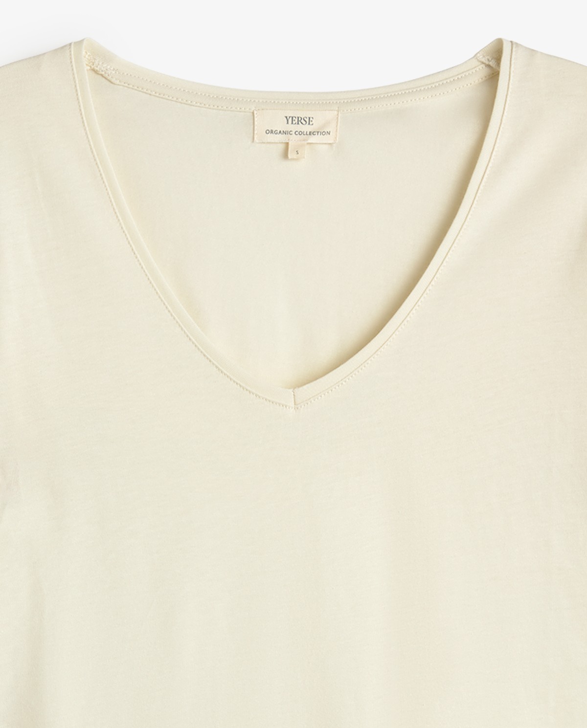Camiseta básica escote pico en color crudo 6