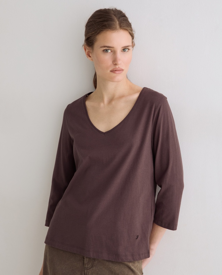 Camiseta básica escote pico en color marrón oscuro