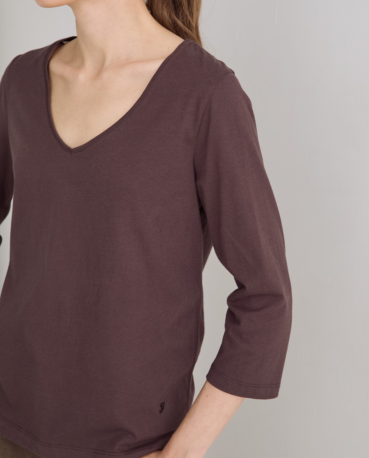 Camiseta básica escote pico en color marrón oscuro 2