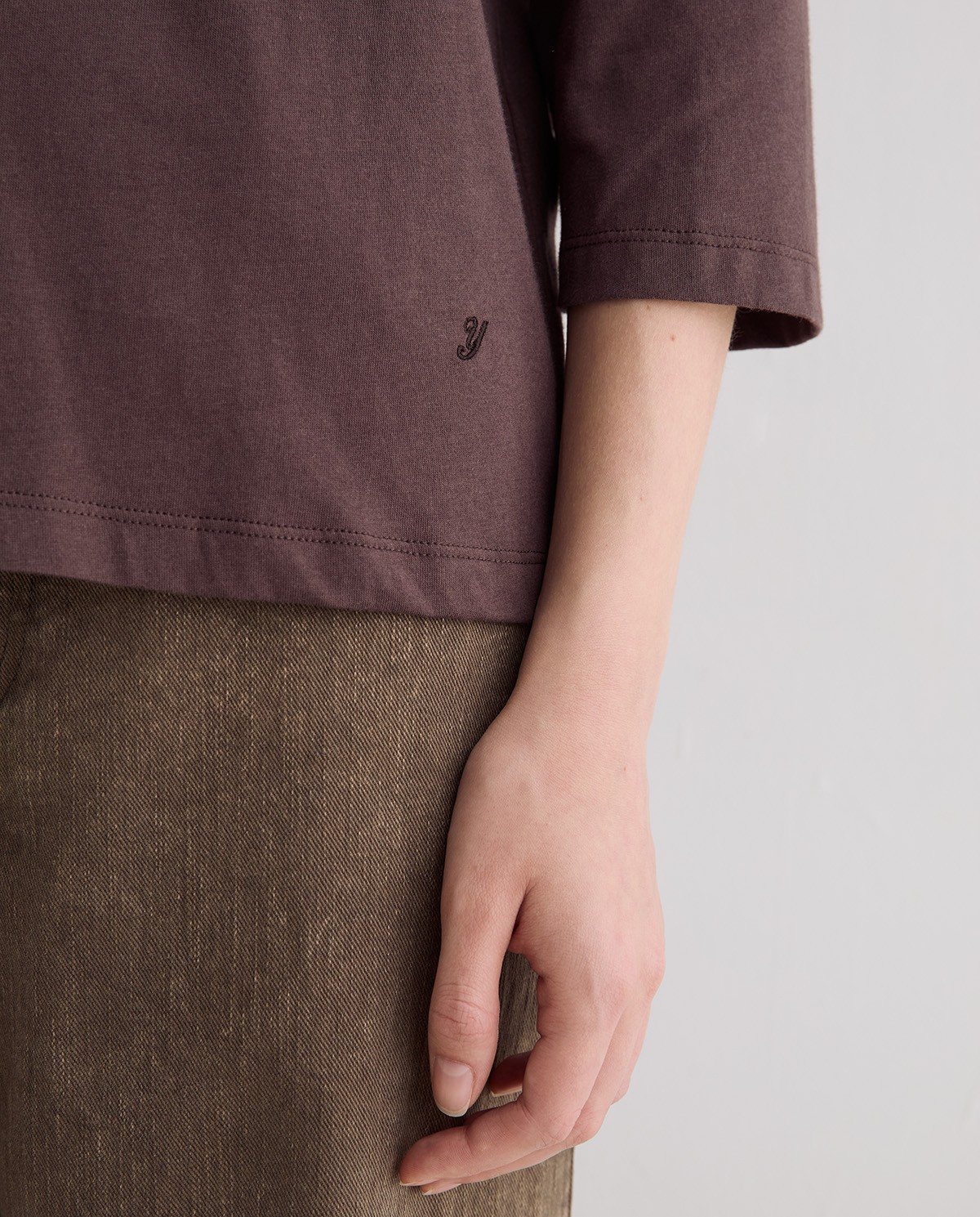 Camiseta básica escote pico en color marrón oscuro 3